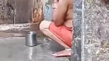 Desi Hot Bhabhi Outdoor Bathing