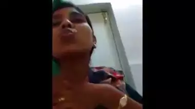 Desi aunty recorded her topless body on cam