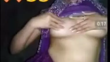 Shy Desi teen records quick sex video in which she shows XXX boobs