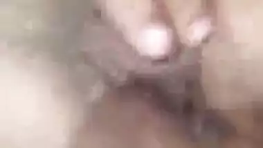 Desi girlâ€™s Desi pussy fingering MMS video