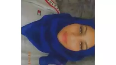 Beautiful Hijabi Paki girl Showing