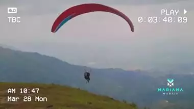 Mariana Martix squirts while paragliding