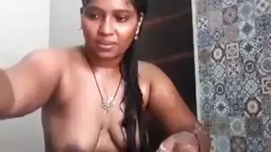 Sexy Desi bhabhi Bathing