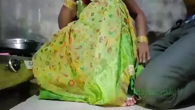 Desi Indian Bhabhi Ko Kitchen Me Pela