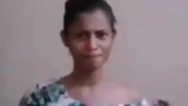 Cute Lankan Girl Shows Her Boobs