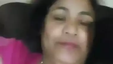 Desi horny aunty saying Jaanu dudu loge and showing boobs