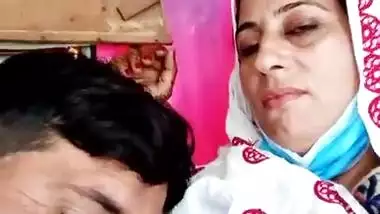 Mature Pakistani Bhabhi boobs sucking inside truck