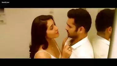 Raasi khanna Hot Romantic Scene