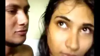 Desi Indian Girlfriend Gives Fantastic Oral-service In The Shower