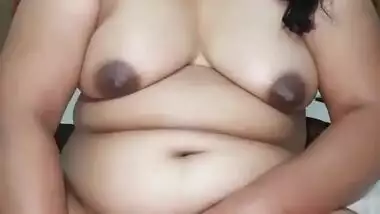 Mature South Indian aunty dildoing with veggie