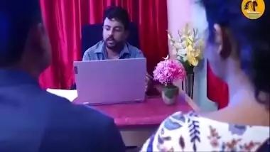 Pati Ke Noukri Ko Bachane Ke Liye Boss Se Chudai Karwani