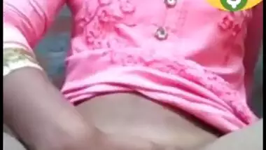 Desi village bhabi shwo her hot pussy