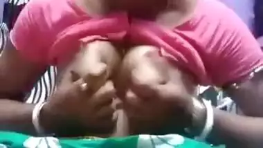 Desi Wife Showing Pussy Pulling Saree