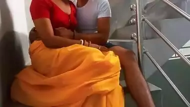 Roshani Bhabhi Ko Sidiyo Par Choda Khade Khade Jab Unka Bhaiya Se Jagda Hua