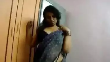 Indian wifey shows her tits every chance she gets