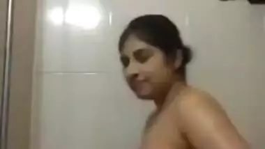 Paki girl self record bath video