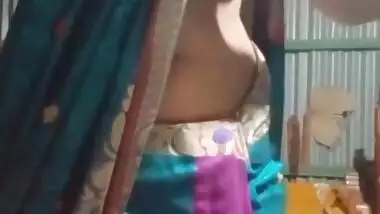 Bangladeshi hot girl is showing boobs and pussy wearing sharee