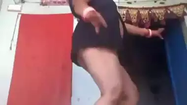 Rajasthani milf dances naked and shows her boobs in nude MMS