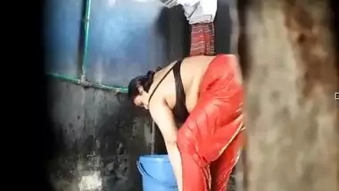 Perverted boy films through hole how Indian mature washes XXX body