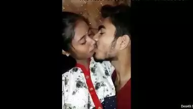 Excited Desi couple seductively makes out giving start to XXX affair