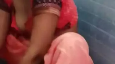 Desi cute bhabi show her boobs on bath time