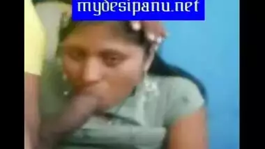 Mumbai girl Renu giving blowjob to her boss