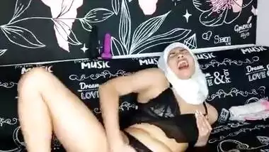 Hot Muslim Girl in hijab fingering her pussy and showing boobs