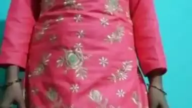 Desi Bhabhi Showing Her Tits