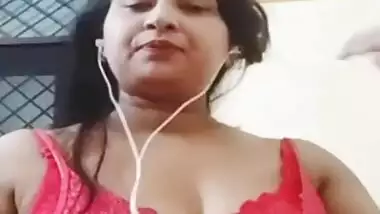 Super sexy Indian Girl Shows her Boobs and Fingering