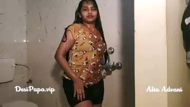 desi college girl Alia Advani in shower