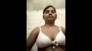 Desi bhabi show her big boobs