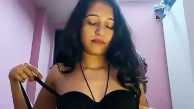 Gorgeous desi fingering girl spreading pussy