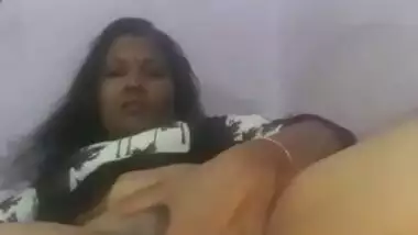 desi girl hot fingering her pussy
