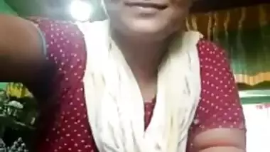 Desi Village Bhabhi Shows her Boobs
