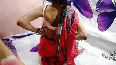 Hot Desi bhabi ke pati ke Bhai ne bhabi ko gher me Red saree me gand dehkh ker chudai ker dali