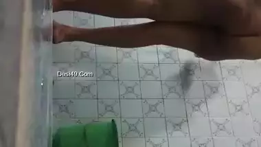 Today Exclusive- Lankan Wife Bathing Record By Hidden Cam