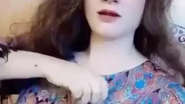 Sexy Desi girl Shows Her Boobs